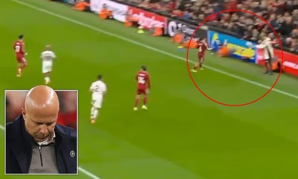 Liverpool bị "soi" vì liên tục vi phạm quy định về ném biên ở trận gặp MU