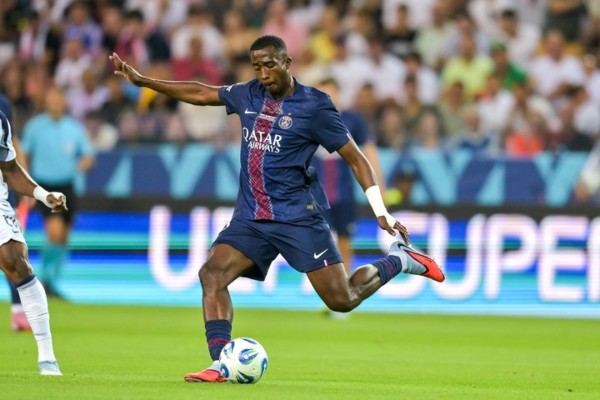 Pacho đang lọt vào tầm ngắm của Liverpool
