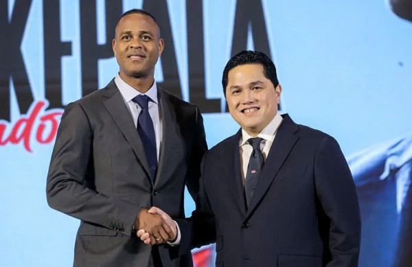 Kluivert cùng Cruyff được kỳ vọng nâng tầm bóng đá Indonesia.