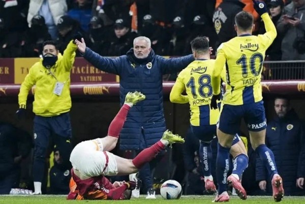 Mourinho gây tranh cãi trong trận đại chiến với Galatasaray.