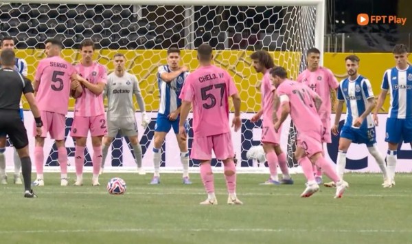Messi đã lập một siêu phẩm đá phạt