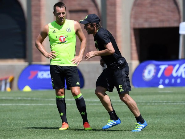 HLV Conte và John Terry ở Chelsea