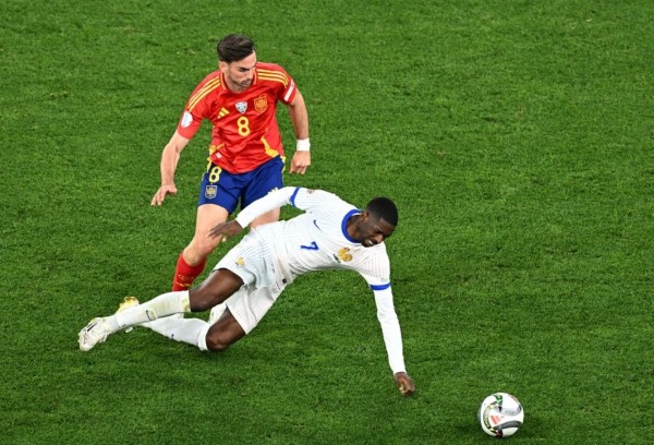 Tại Pháp, quyết định để Dembele thi đấu ngay sau chiến dịch Champions League đầy căng thẳng cũng gây ra nhiều tranh cãi.