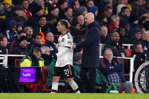 HLV Ten Hag coi Antony như con trai