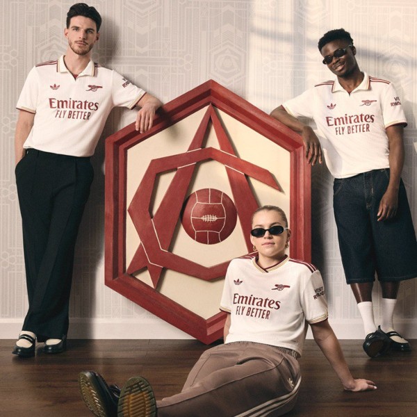 Arsenal trình làng mẫu áo đấu thứ ba mùa giải 2025/26